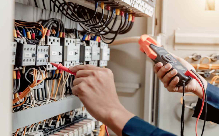 Beneficios de contar con un electricista profesional en tus proyectos eléctricos