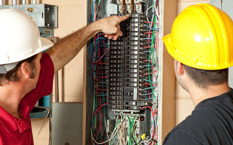 Conexiones perfectas: Por qué deberías optar por un electricista profesional